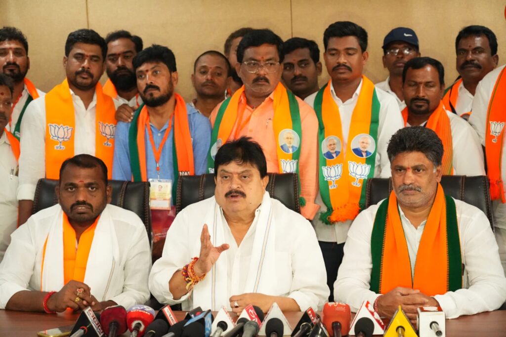 ధాన్యాన్ని బలవంతంగా రైస్ మిల్లర్లకు తరలిస్తున్నారు