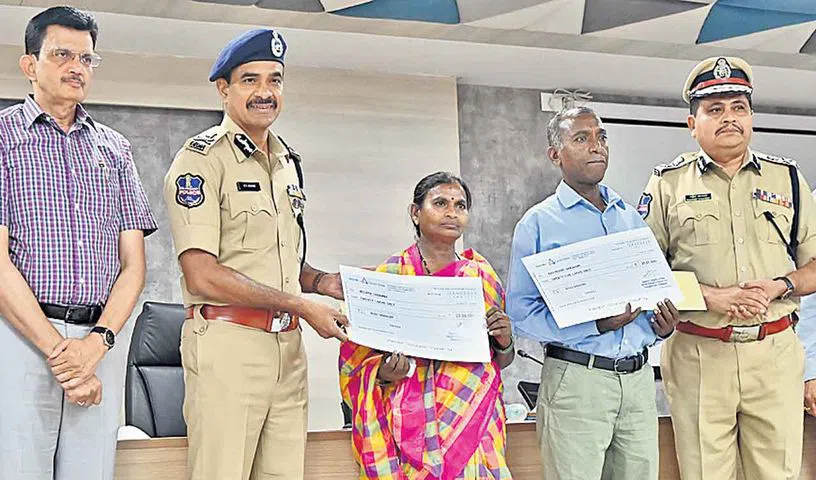 మావోయిస్టు సెంట్రల్ కమిటీ సభ్యుడు నరహరి లొంగుబాటు 