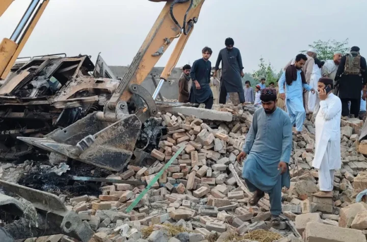 పాకిస్తాన్‌లో ఆత్మాహుతి దాడిలో 15 మంది పోలీసులు మృతి