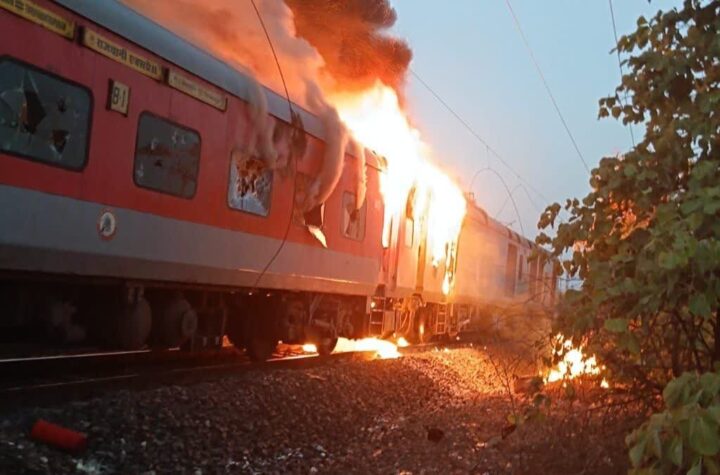 కుట్రపూరితంగానే రైళ్లలో అగ్ని ప్రమాదాలు