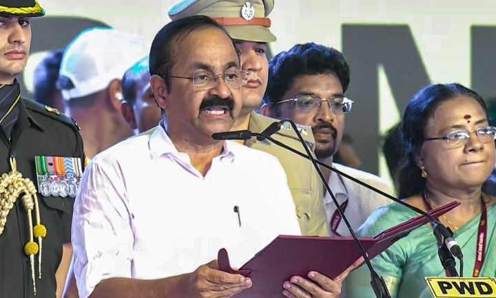కేరళ ముఖ్యమంత్రిగా వీడీ సతీశన్‌ ప్రమాణ స్వీకారం