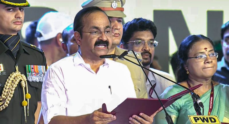 కేరళ ముఖ్యమంత్రిగా వీడీ సతీశన్‌ ప్రమాణ స్వీకారం