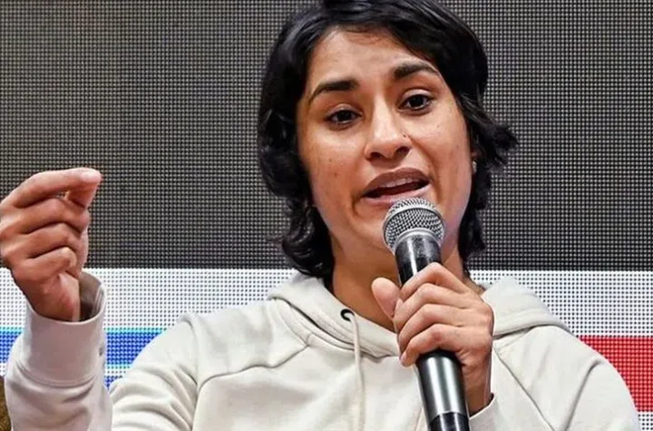రెజ్ల‌ర్ వినేశ్ పోగ‌ట్‌పై అనర్హత వేటు
