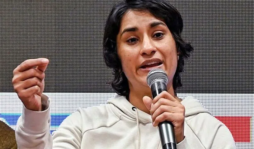 రెజ్ల‌ర్ వినేశ్ పోగ‌ట్‌పై అనర్హత వేటు