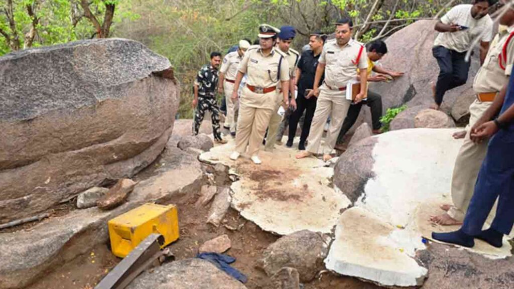 బాసర అమ్మవారి ఆలయంలో భారీ చోరీ