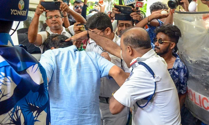 తృణమూల్ నేత అనుచరురాలి వద్ద రూ. 4.4 కోట్ల విలువైన బంగారం  