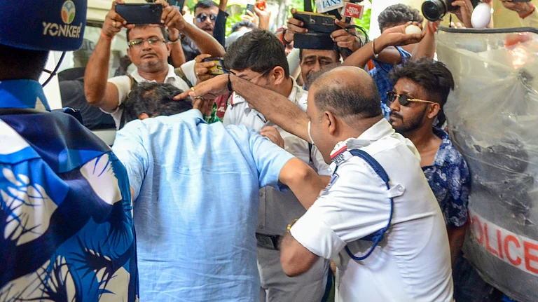 తృణమూల్ నేత అనుచరురాలి వద్ద రూ. 4.4 కోట్ల విలువైన బంగారం  