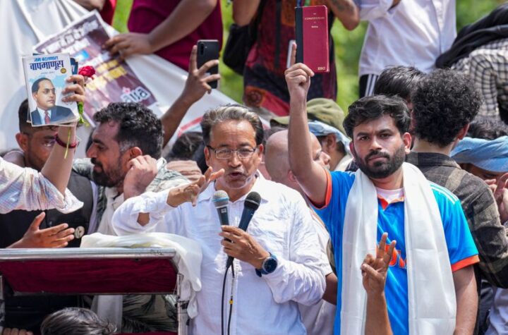 అభిజిత్ డిప్కే కేజ్రీవాల్ కాదు, ‘కాక్‌రోచ్ ఉద్యమం’ అన్నా ఉద్యమం కాదు