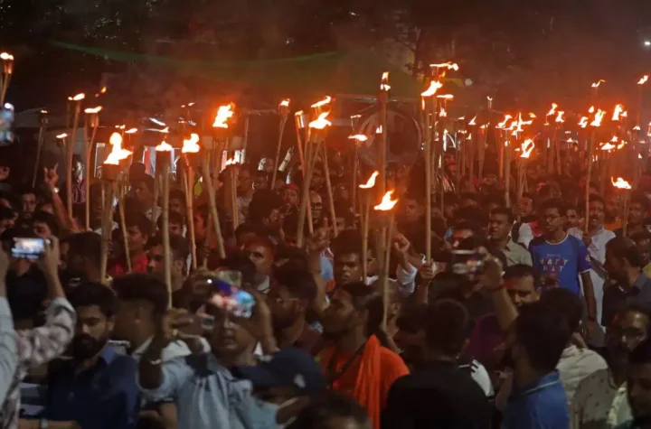 శ్రీరాముడి చిత్రపటం అపవిత్రంపై ఢాకాలో భారీ నిరసనలు 