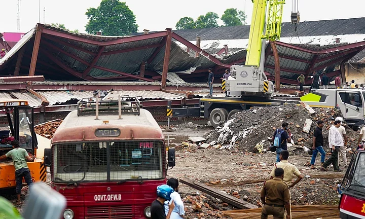 కోల్‌కతా గిడ్డంగి కూలిన ఘటనలు 10కి పెరిగిన మృతులు