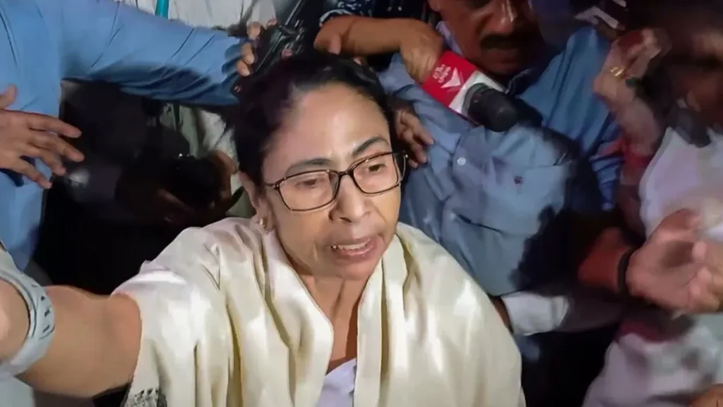 తిరుగుబాటు ఎంపీ కాకోలీ దస్తీదార్ కుమారుడు మమతపై దావా 