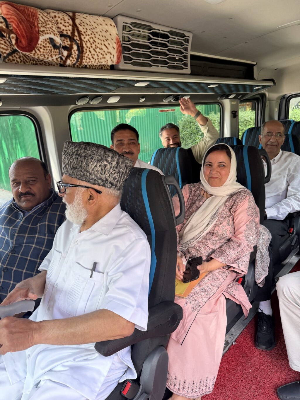 నెట్‌వర్క్ లేని ప్రాంతానికి ఒమర్‌ అబ్దుల్లా ఎమ్యెల్యేల `విహార యాత్ర’