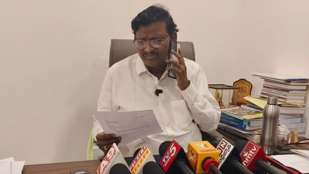 ప్రభుత్వ సిలబస్ అమలు చేయని కార్పొరేట్ విద్యా సంస్థలు