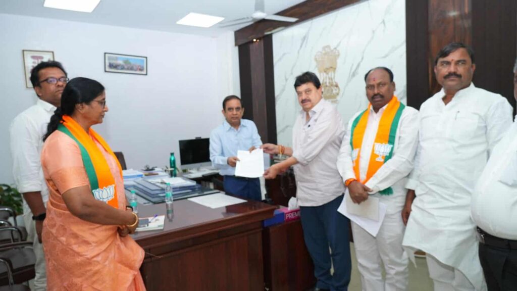 హైదరాబాద్ లో బిఎల్ఓలు ఇంటింటికి తిరగడం లేదు 
