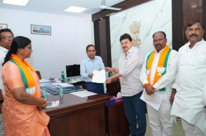 హైదరాబాద్ లో బిఎల్ఓలు ఇంటింటికి తిరగడం లేదు 