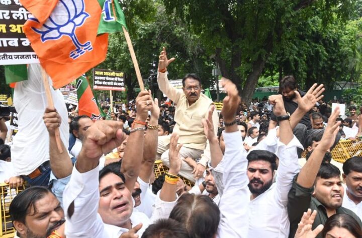 పంజాబ్‌లో పేపర్‌ లీకేజీలపై ఆప్ కార్యాలయం ఎదుట బీజేపీ ఆందోళన