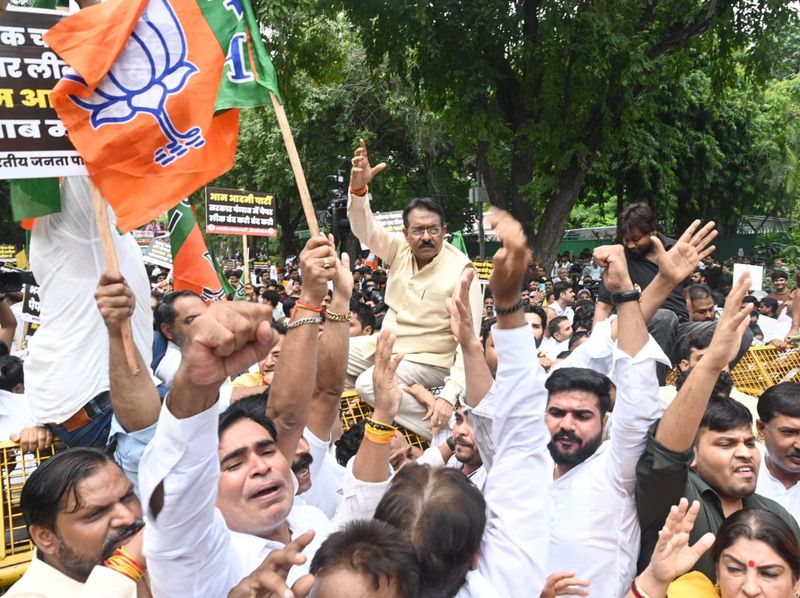 పంజాబ్‌లో పేపర్‌ లీకేజీలపై ఆప్ కార్యాలయం ఎదుట బీజేపీ ఆందోళన