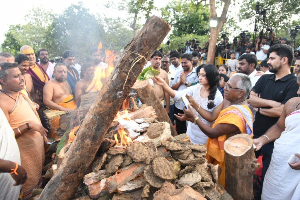 అధికారిక లాంఛనాలతో జానకమ్మ అంత్యక్రియలు