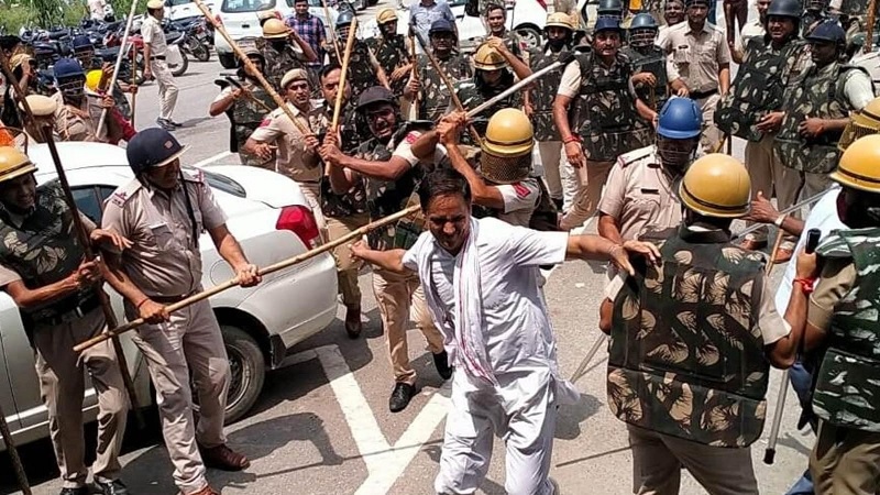 ఆందోళన జరుపుతున్నారని లాఠీచార్జి చేస్తారా?