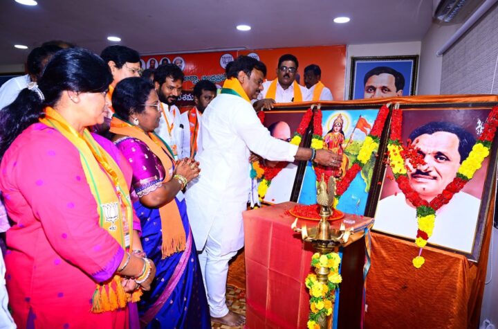 చేనేత భారతీయ సంస్కృతి, స్వావలంబన, స్వభీమానం ప్రతీక