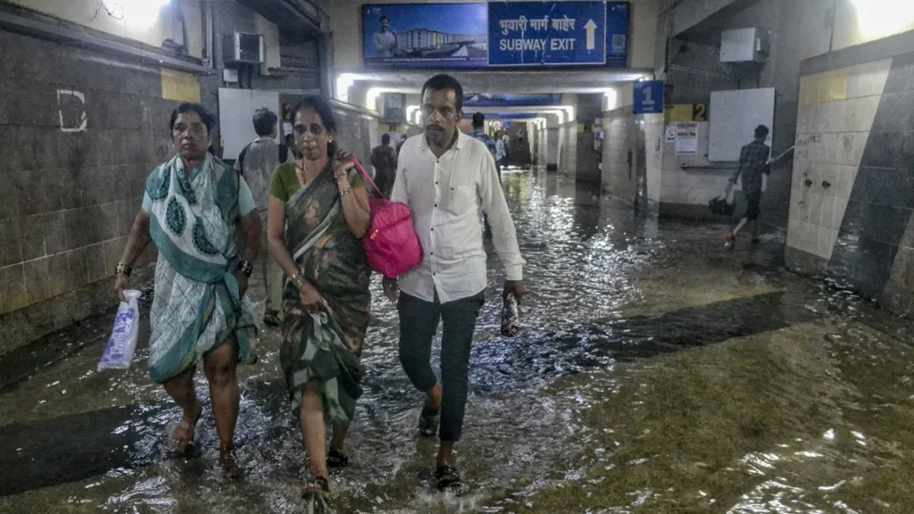 మహారాష్ట్రలో పెను విషాదం సృష్టిస్తున్న కుండపోత వర్షాలు