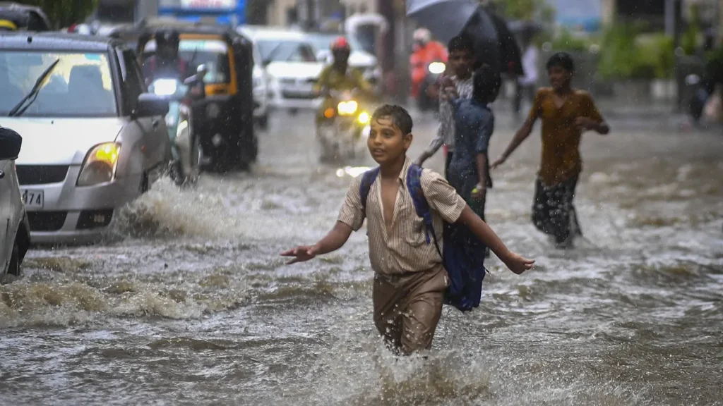 భారీ వర్షాలతో ముంబై మహానగరం అతలాకుతలం