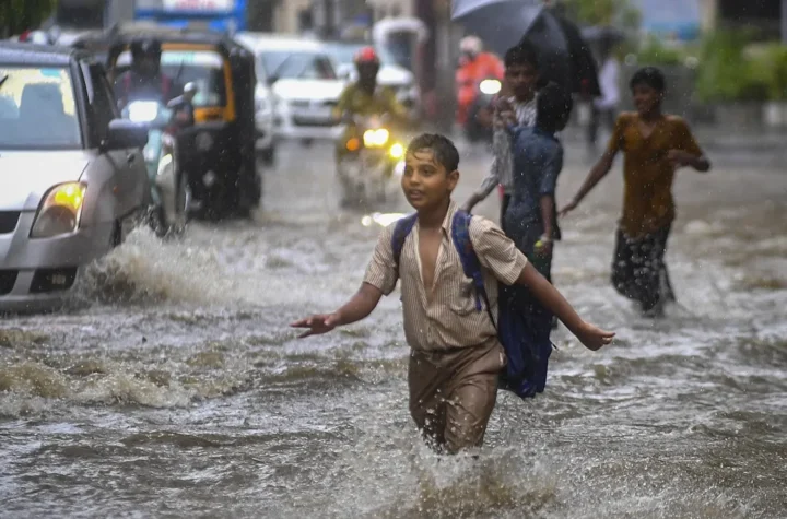 భారీ వర్షాలతో ముంబై మహానగరం అతలాకుతలం