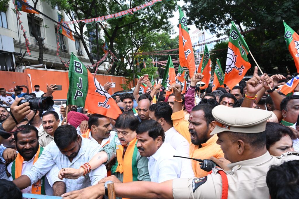 గాంధీ భవన్ ముట్టడికి పిలుపు.. బిజెపి నాయకుల అరెస్ట్