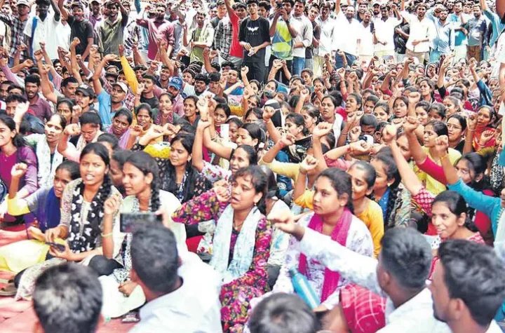 ధర్నాచౌక్‌ వద్ద వేలాదిమంది నిరుద్యోగుల రణభేరి