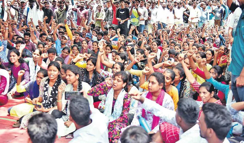 ధర్నాచౌక్‌ వద్ద వేలాదిమంది నిరుద్యోగుల రణభేరి