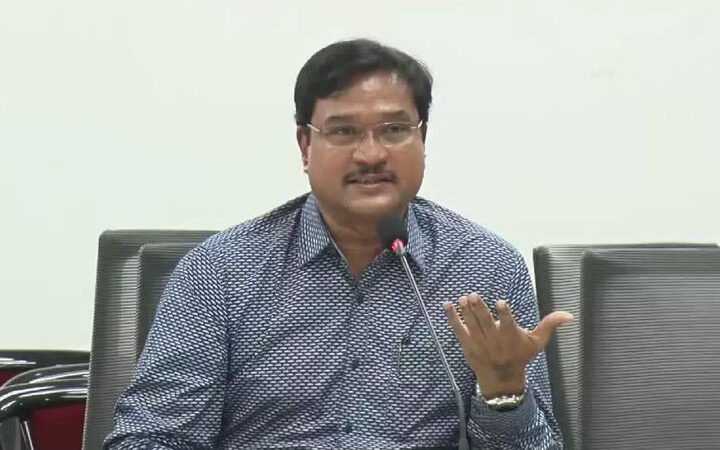 కబ్జాదారులు కోర్టులను తప్పుదారి పట్టిస్తున్నారు