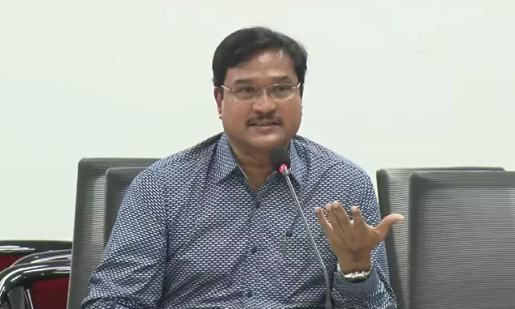 కబ్జాదారులు కోర్టులను తప్పుదారి పట్టిస్తున్నారు