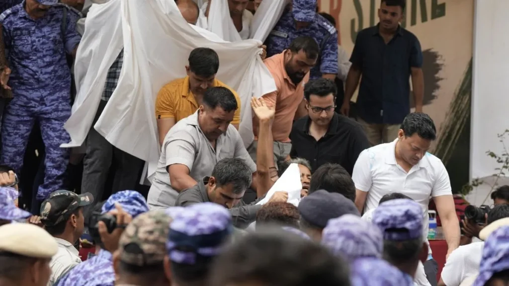 వాంగ్‌చుక్‌ను ఆసుపత్రికి తరలించిన పోలీసులు