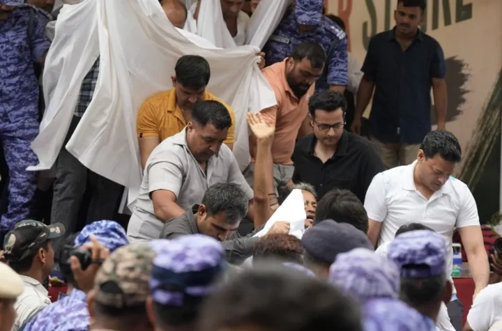 వాంగ్‌చుక్‌ను ఆసుపత్రికి తరలించిన పోలీసులు