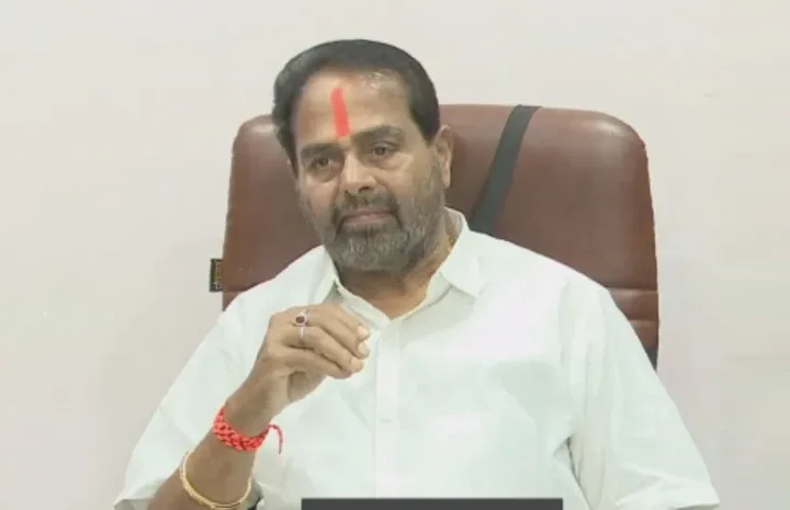 మాజీ స్పీకర్ తమ్మినేని కుటుంబంపై భూ కబ్జా కేసు