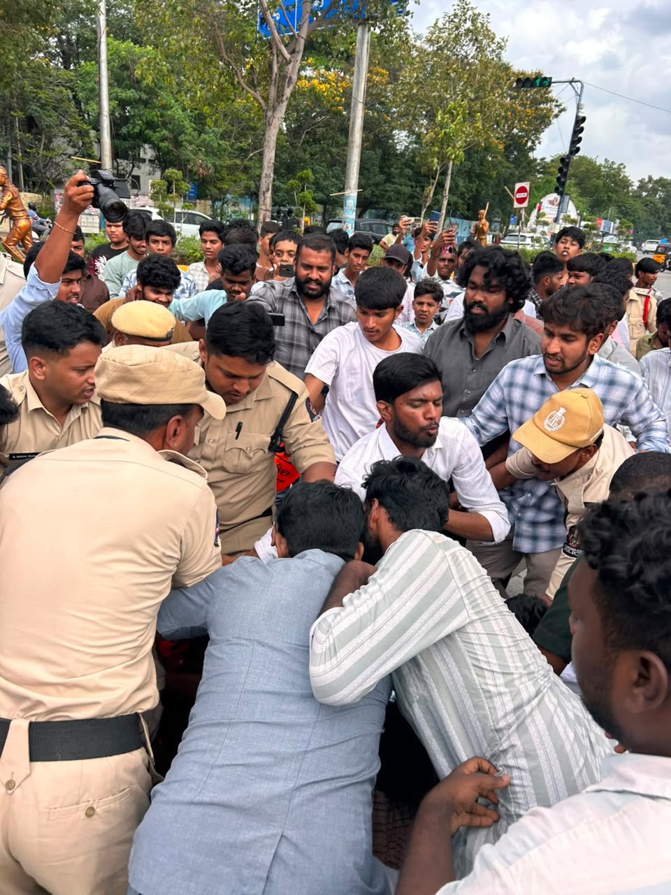 ఆయుష్  వైద్య విద్యార్థుల మహా ధర్నా.. ఎబివిపి మద్దతు
