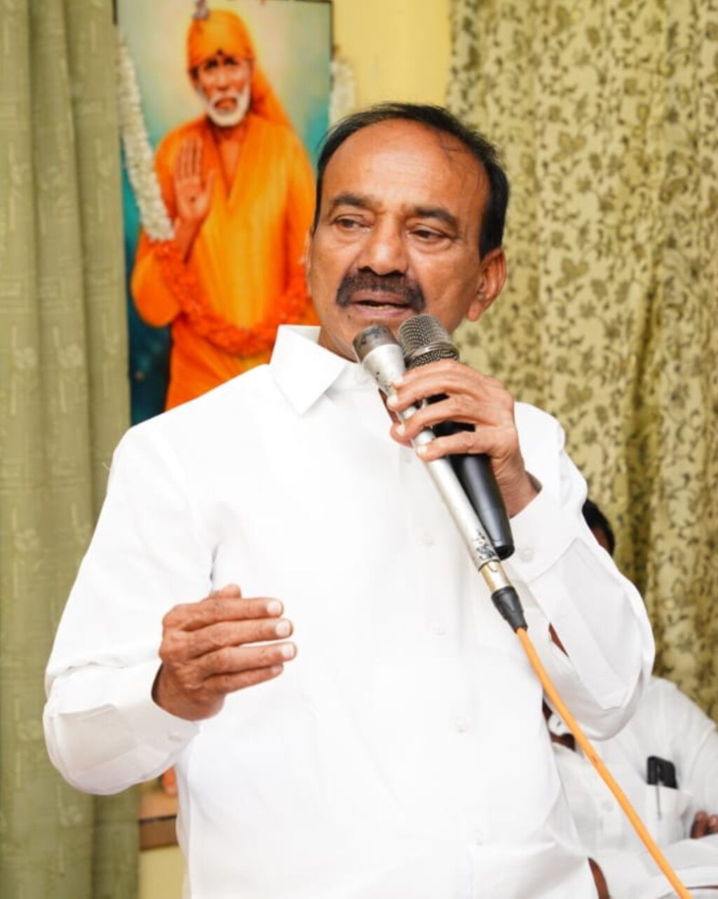 రియల్ ఎస్టేట్ బ్రోకర్‌లా మారిన రేవంత్ రెడ్డి