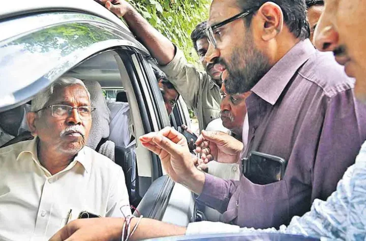 ప్రెస్‌క్లబ్‌లో నిరుద్యోగుల నిరసన సెగతో కోదండరాం పరార్!