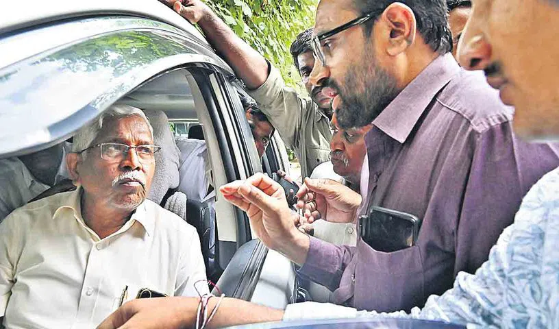 ప్రెస్‌క్లబ్‌లో నిరుద్యోగుల నిరసన సెగతో కోదండరాం పరార్!