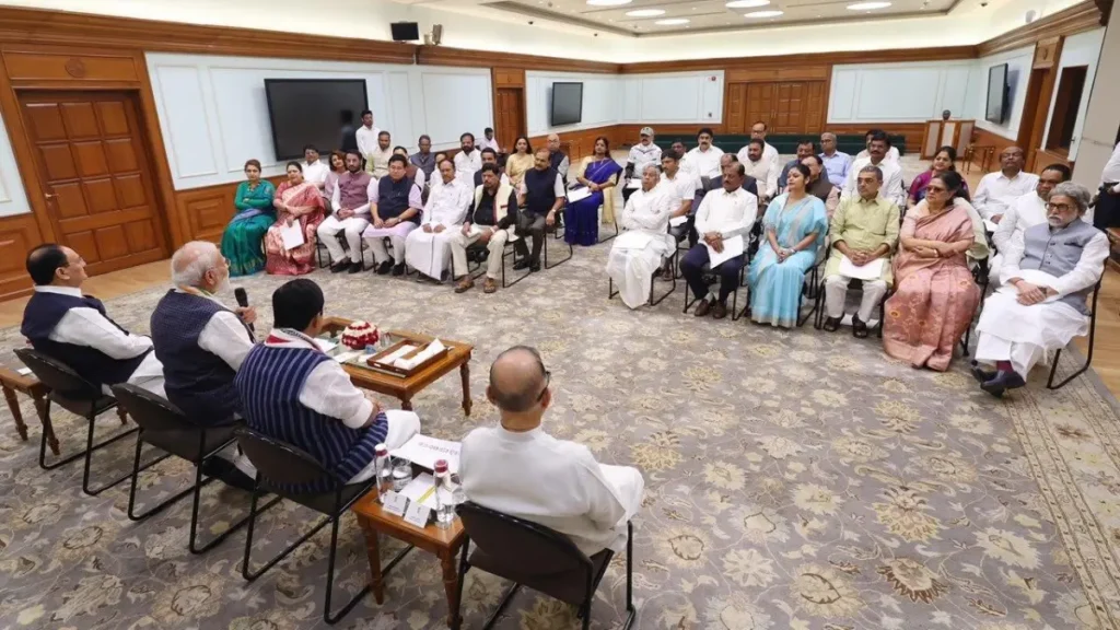 ఆందోళన వద్దు, నేను మీతో ఉన్నా.. రెబెల్ ఎంపీలకు మోదీ భరోసా 