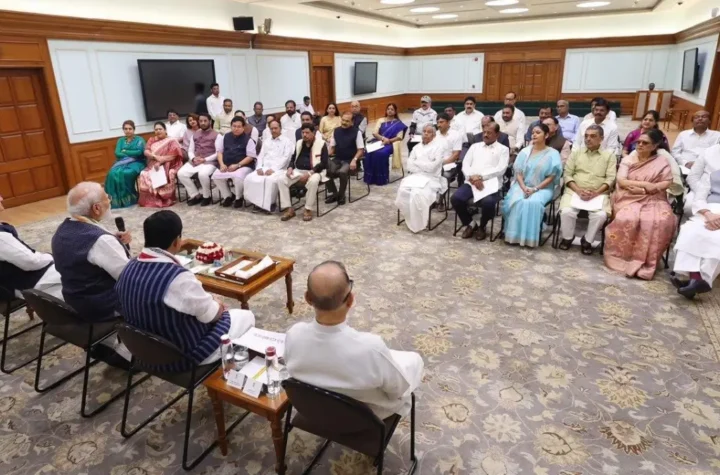 ఆందోళన వద్దు, నేను మీతో ఉన్నా.. రెబెల్ ఎంపీలకు మోదీ భరోసా 
