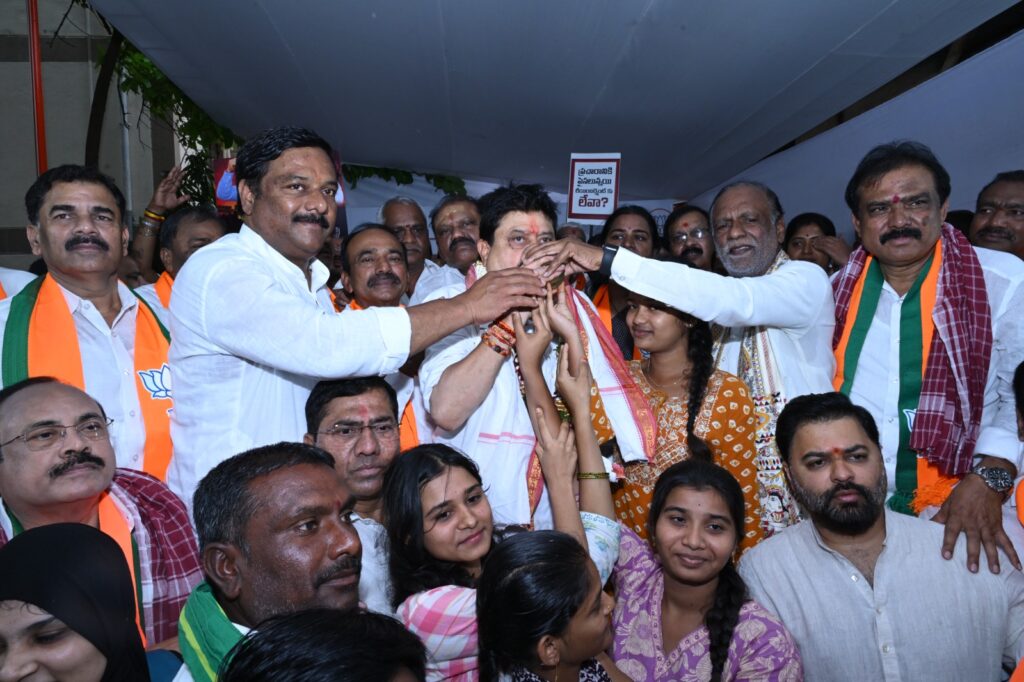 ఫీజు బకాయిలకై దీక్ష విరమించిన రామచందర్ రావు 