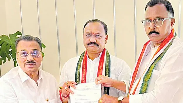 కొండా సురేఖ, చిన్నారెడ్డిలను పదవుల నుండి తప్పించండి 