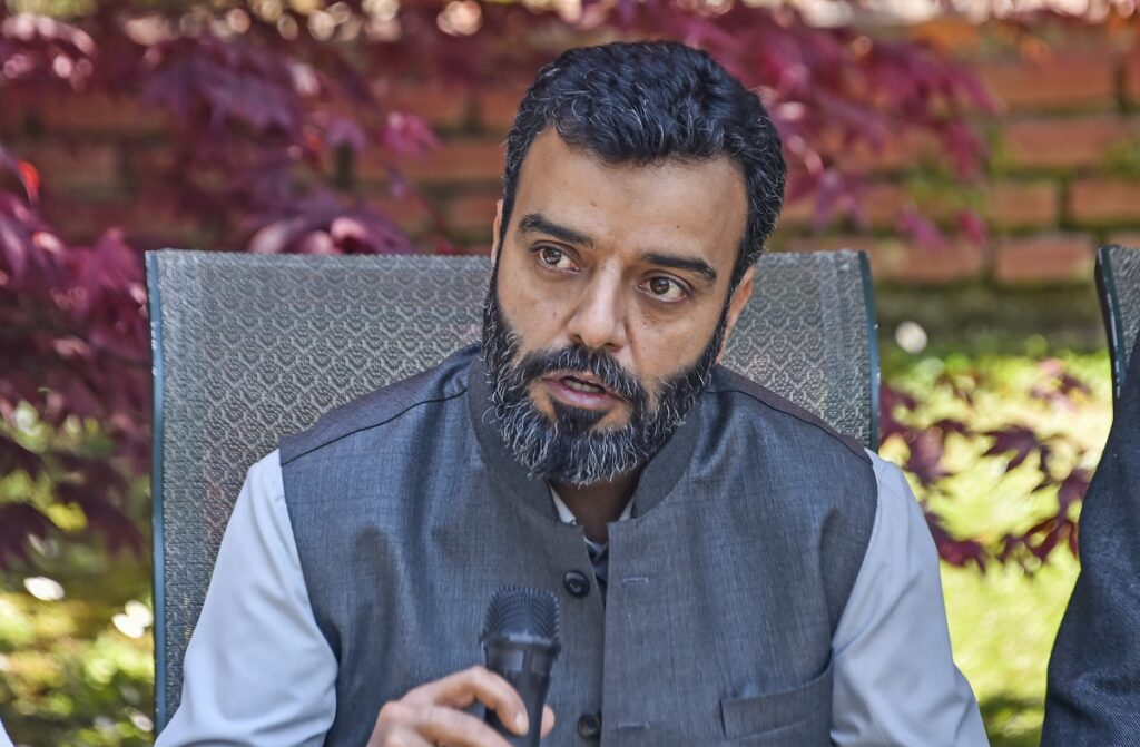 నేషనల్ కాన్ఫెరెన్స్ కు, పదవికి శ్రీనగర్ ఎంపీ రాజీనామా!