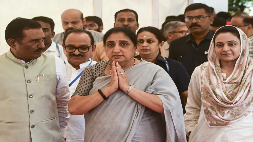 సునేత్రా పవార్ పై “”గుంగీ గుడియా” వాఖ్యల రాజకీయ దుమారం 