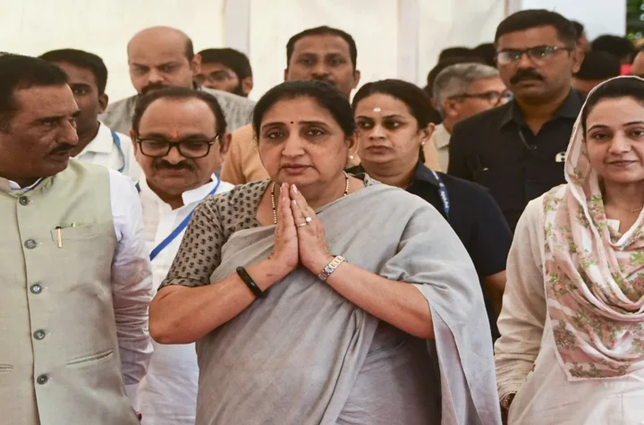 సునేత్రా పవార్ పై “”గుంగీ గుడియా” వాఖ్యల రాజకీయ దుమారం 