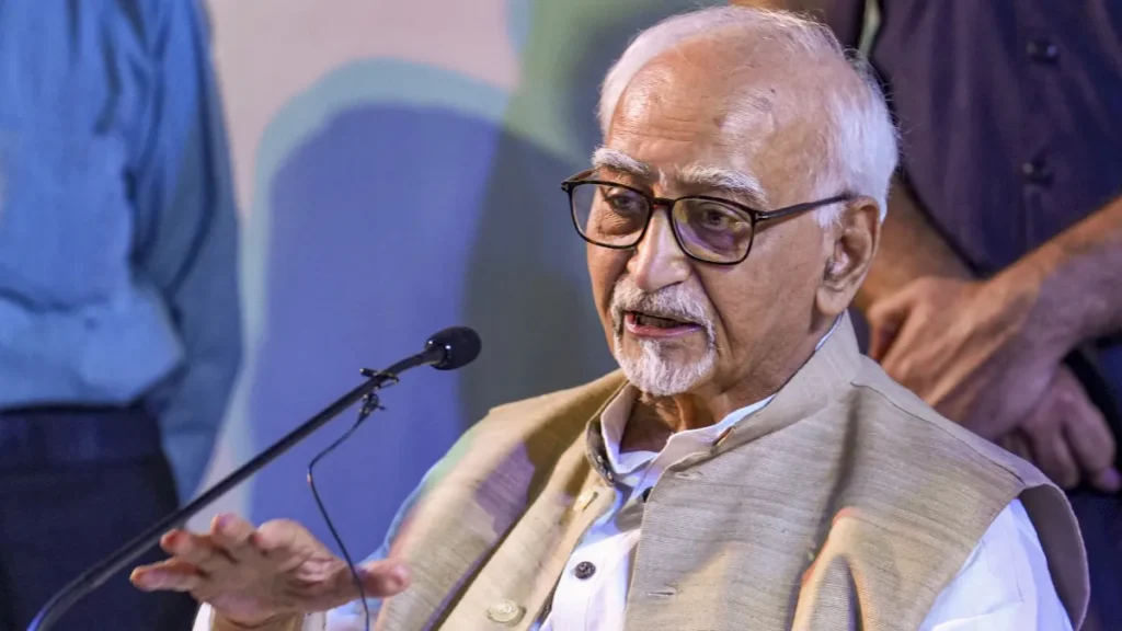 హమీద్ అన్సారీ `హిందూ మితవాద మతతత్వం’ వాఖ్యల దుమారం 