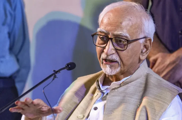 హమీద్ అన్సారీ `హిందూ మితవాద మతతత్వం’ వాఖ్యల దుమారం 