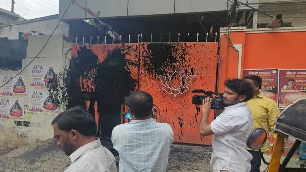 బీజేపీ రాష్ట్ర కార్యాలయం, నేతల ఇళ్లపై కాంగ్రెస్ దాడులు