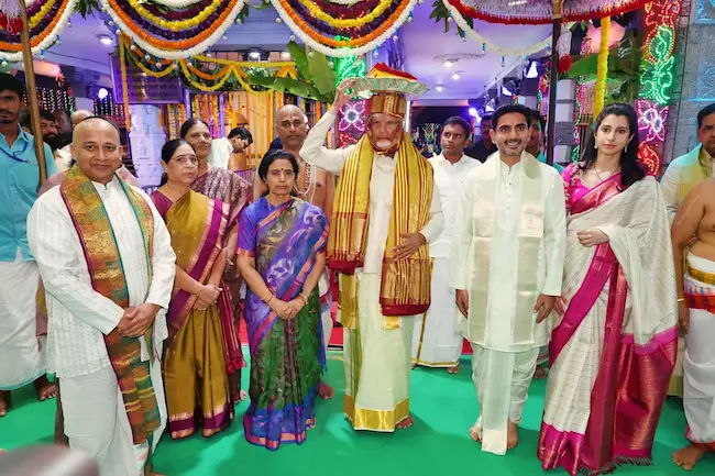 శ్రీవారికి పట్టువస్త్రాలు సమర్పించిన చంద్రబాబు